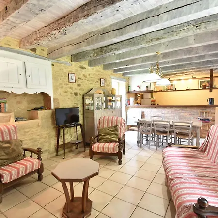 Cosy Holiday Home In Lantheuil With Garden Holiday home *