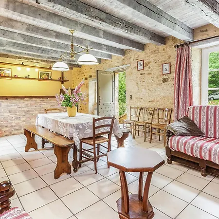 Holiday home Cosy Holiday Home In Lantheuil With Garden *