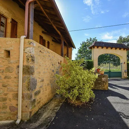 Holiday home Cosy Holiday Home In Lantheuil With Garden *